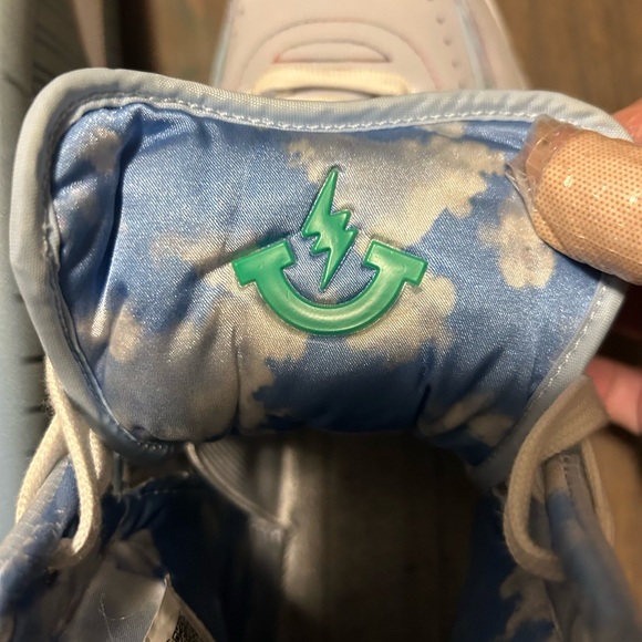 J. Balvin/Jordan Collaboration Shoe 2022 - Picture 6 of 9